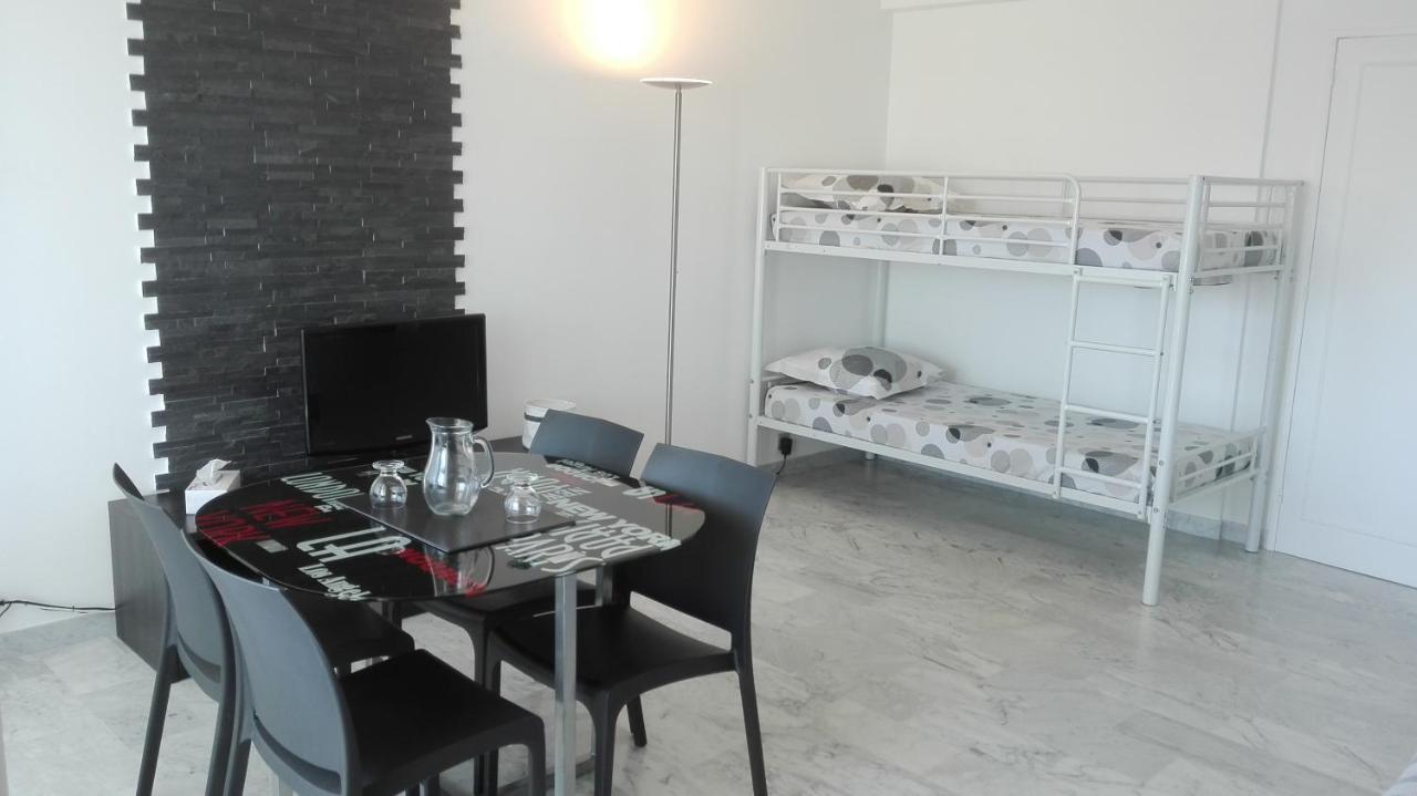 Grand studio climatisé en bord de mer avec parking sécurisé Golfe-Juan Extérieur photo